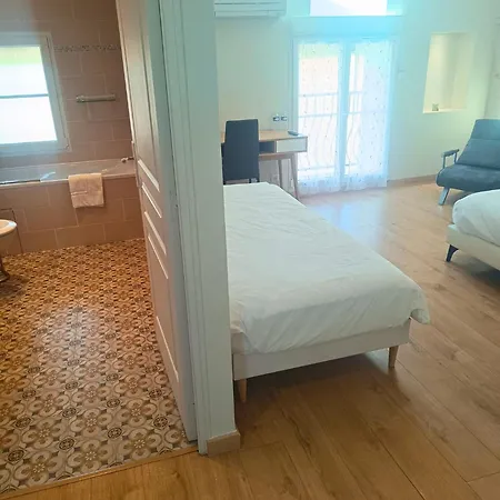 Chambre D'Hotes Le Domaine Des Hirondelles Champcenest Habitación foto