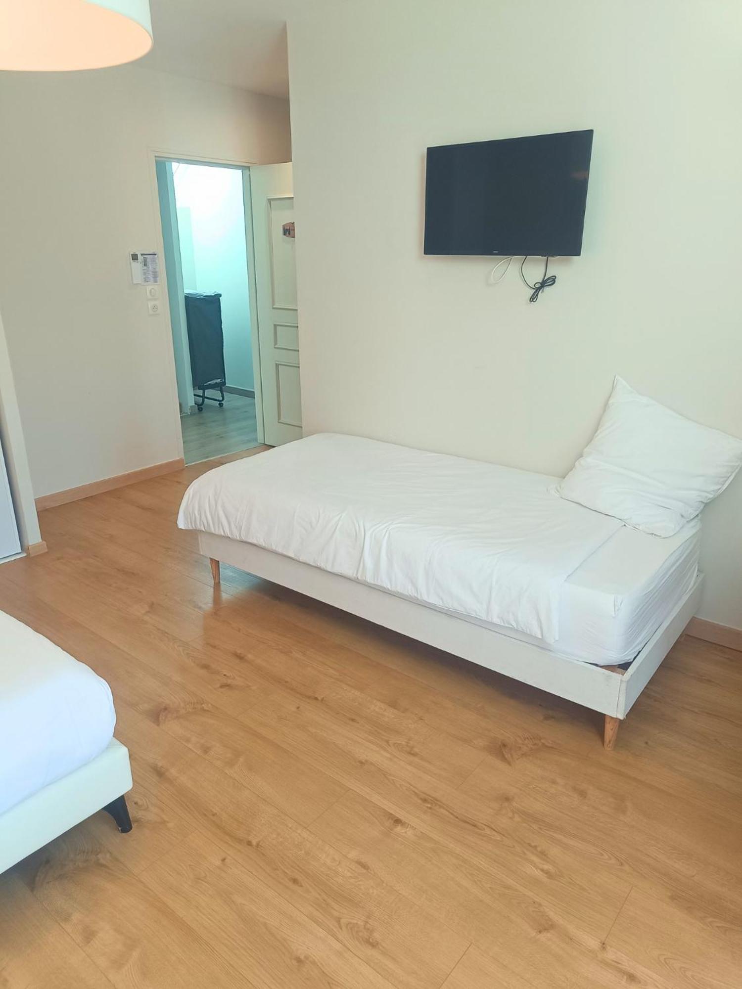 D'hotes Le Domaine Des Hirondelles Bed & Breakfast Champcenest