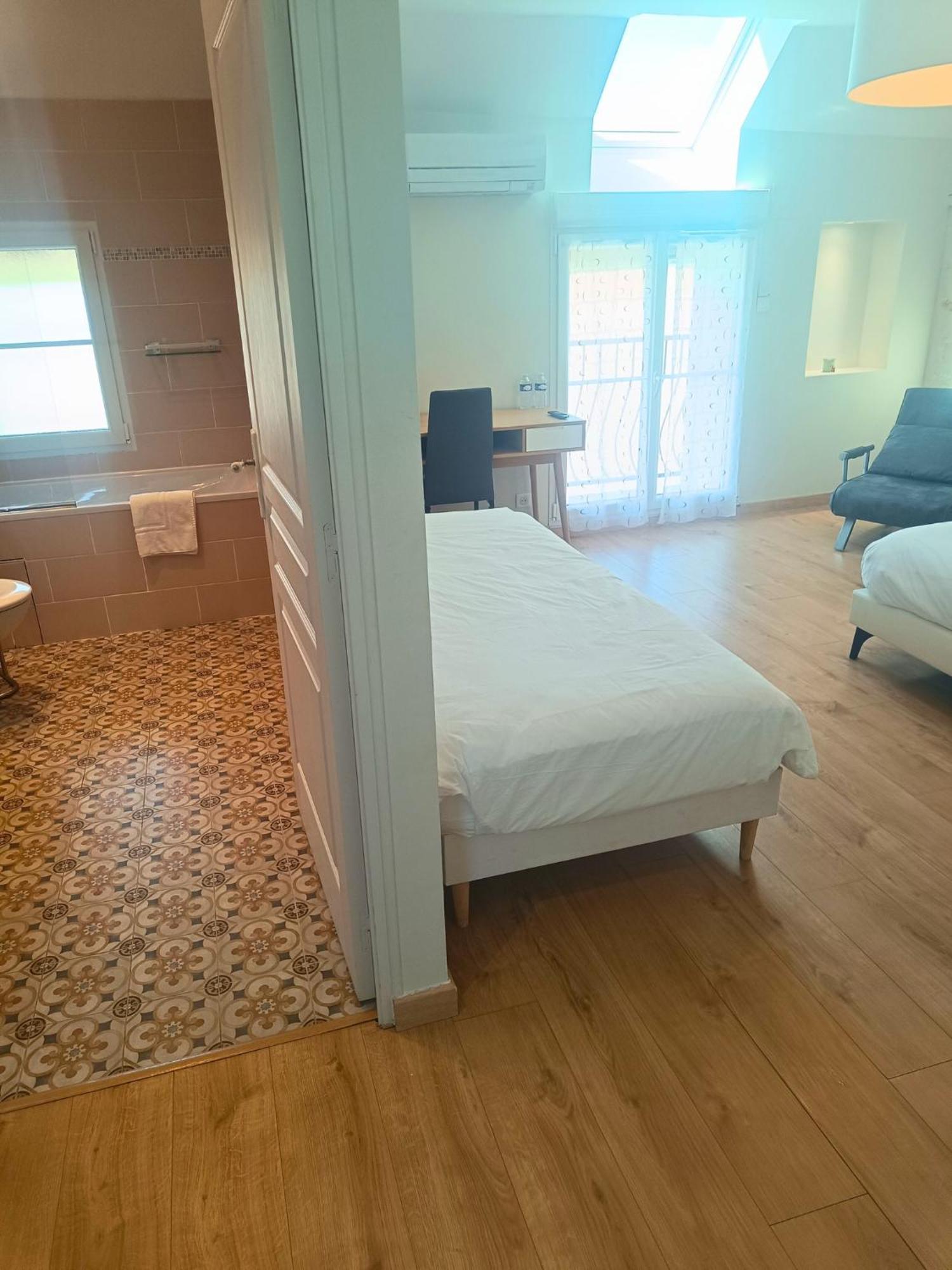 D'hotes Le Domaine Des Hirondelles Champcenest